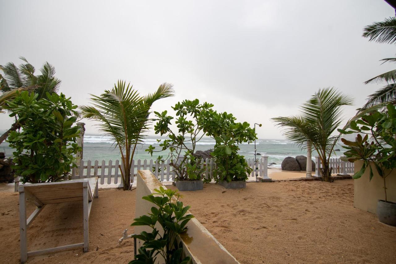 Happy Beach Villa Resort Unawatuna Exteriör bild